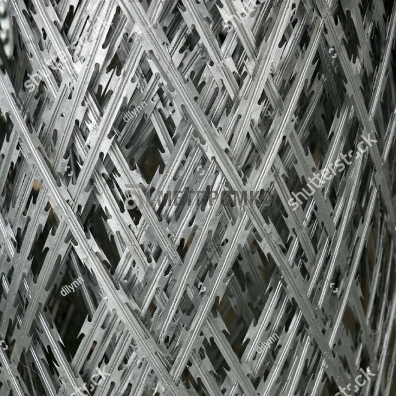 Плоское колючее ленточное заграждение 150х150x2.5 мм
